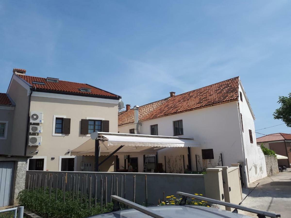 Apartments Mihael Nin Buitenkant foto